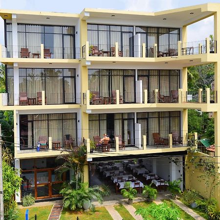 Chaaya Inn Hotel Хиккадува Экстерьер фото