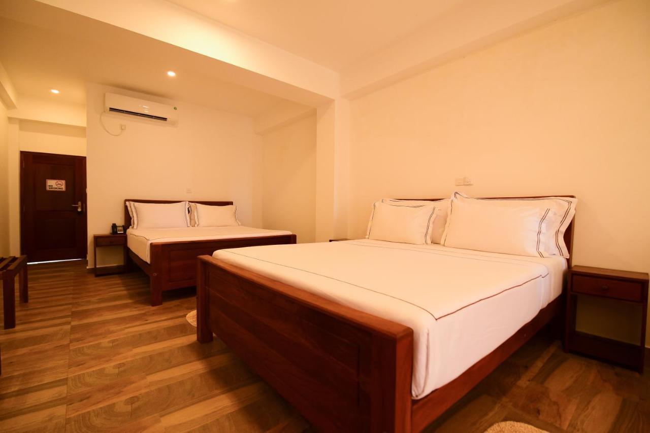 Chaaya Inn Hotel Хиккадува Экстерьер фото
