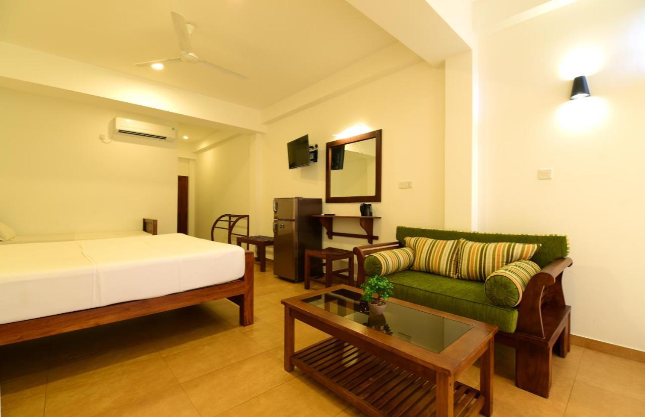 Chaaya Inn Hotel Хиккадува Экстерьер фото