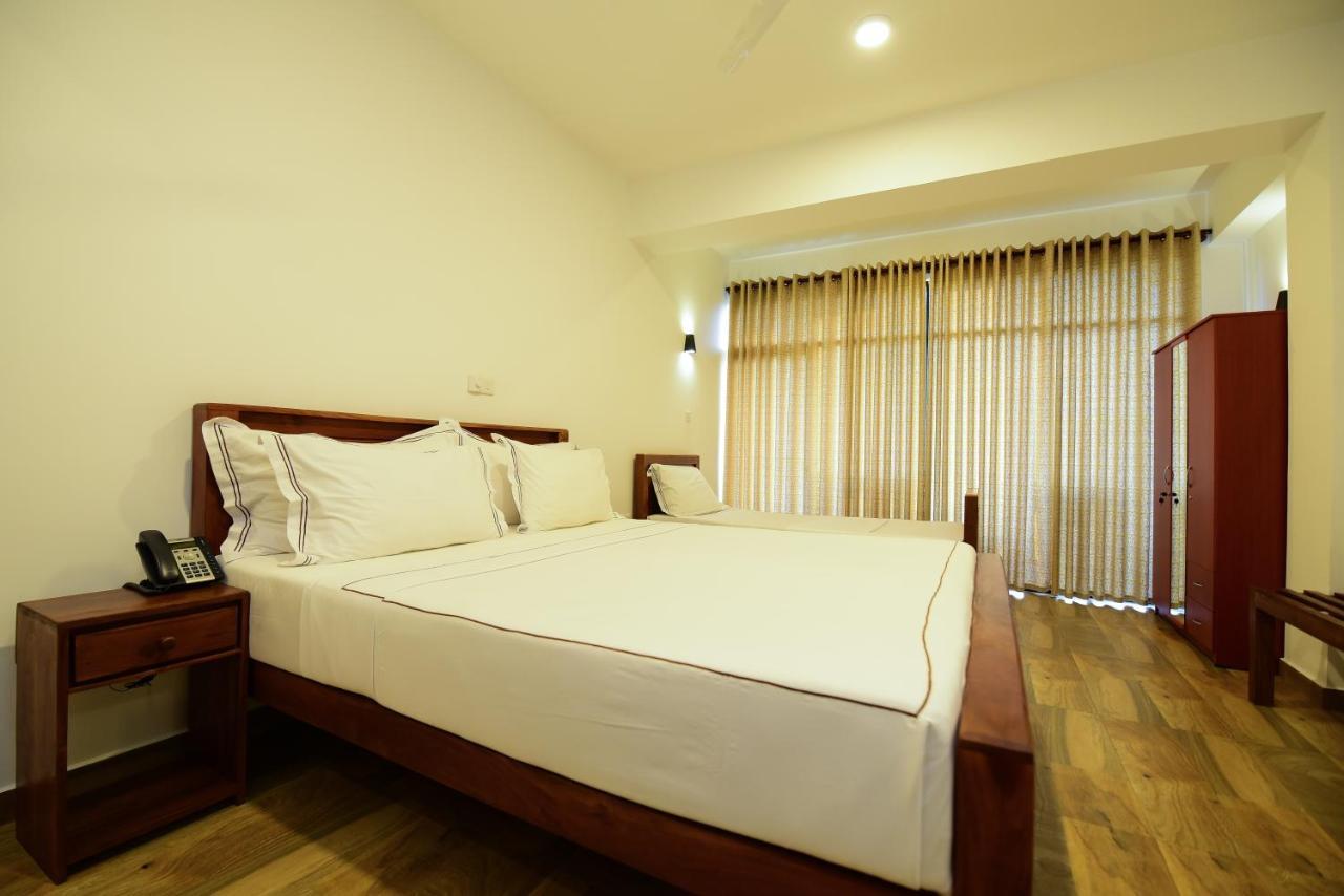 Chaaya Inn Hotel Хиккадува Экстерьер фото